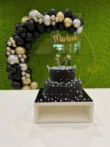 llestimento 18 Anni Luxury Nero e Oro con Balloon Arch Organico e Backdrop Verde – Decorazione Elegante Personalizzata
