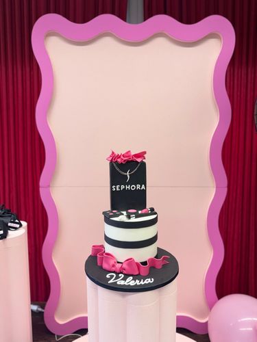 Allestimento 18 Anni Glamour Rosa e Nero – Sweet Table Fashion con Pannello Scenografico e Neon