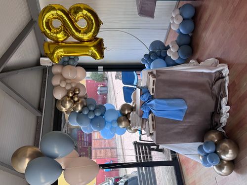 Allestimento 18 Anni Elegante con Balloon Arch Blu e Oro – Decorazione Luxury con Numero 18 Gigante e Sweet Table