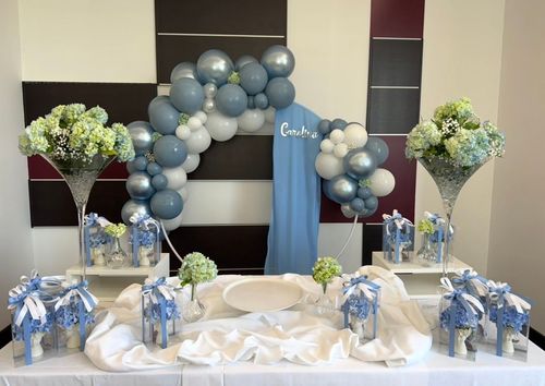 Allestimento Battesimo Elegante Celeste e Bianco con Balloon Arch Organico e Confettata Luxury Personalizzata
