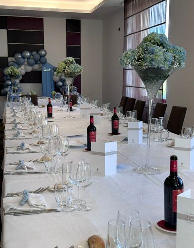 Allestimento Battesimo Elegante Celeste e Bianco con Balloon Arch Organico e Confettata Luxury Personalizzata