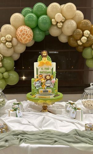Allestimento Battesimo Tema Safari Elegante Verde e Oro – Balloon Arch Organico e Torta Scenografica Personalizzata