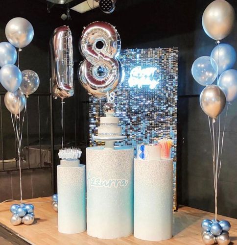 Allestimento 18 Anni Luxury Azzurro e Argento – Shimmer Wall con Neon e Pedane Scenografiche a Isernia