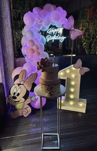 Allestimento Primo Compleanno Tema Minnie Rosa e Lilla – Arco Balloon con Neon, Numero Luminoso e Decorazioni Personalizzate a Isernia