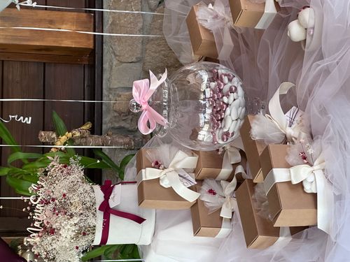 Allestimento Confettata Elegante Battesimo e Matrimonio – Sweet Table Romantico con Fiori Secchi e Palloncini Cuore