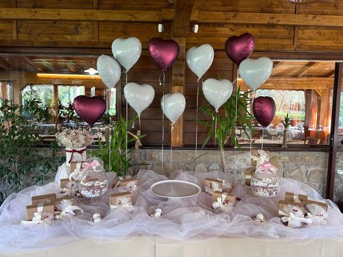 Allestimento Confettata Elegante Battesimo e Matrimonio – Sweet Table Romantico con Fiori Secchi e Palloncini Cuore