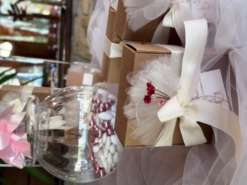 Allestimento Confettata Elegante Battesimo e Matrimonio – Sweet Table Romantico con Fiori Secchi e Palloncini Cuore