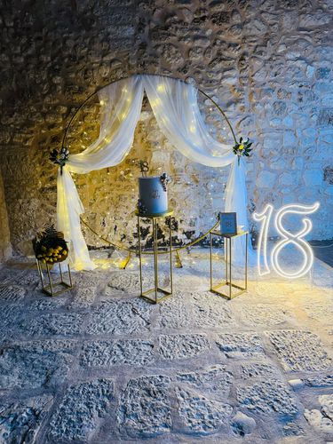 👉 Allestimento 18 Anni Luxury Oro e Bianco con Cerchio Decorato, Luci Calde e Numero 18 Luminoso