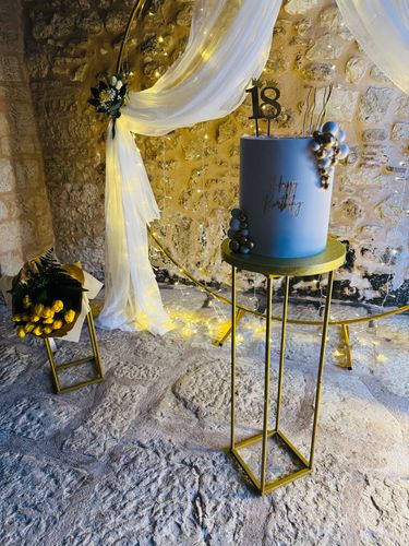 👉 Allestimento 18 Anni Luxury Oro e Bianco con Cerchio Decorato, Luci Calde e Numero 18 Luminoso