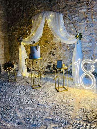 👉 Allestimento 18 Anni Luxury Oro e Bianco con Cerchio Decorato, Luci Calde e Numero 18 Luminoso