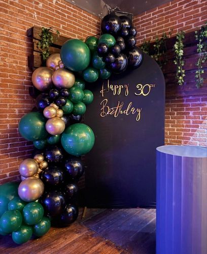 Allestimento Compleanno 30 Anni Luxury Nero e Oro – Backdrop con Scritta Personalizzata e Arco Balloon Organico a Isernia bojano Campobasso