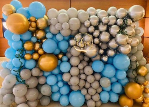Allestimento palloncini organico azzurro, oro e beige con backdrop personalizzato elegante a Venafro hotel dora isernia bojano Campobasso