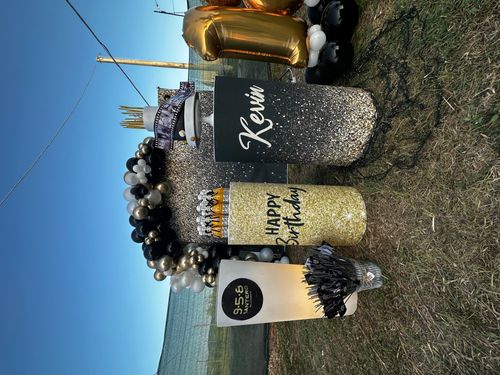 Allestimento 18 Anni Elegante Nero, Oro e Bianco con Balloon Arch Organico e Backdrop Glitter – Party Luxury Personalizzato