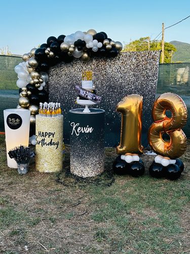 Allestimento 18 Anni Elegante Nero, Oro e Bianco con Balloon Arch Organico e Backdrop Glitter – Party Luxury Personalizzato