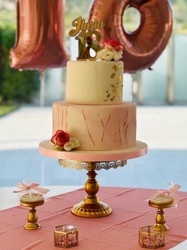 Allestimento 18 Anni Rosa Cipria e Oro Rosé – Sweet Table Elegante con Balloon Bouquet