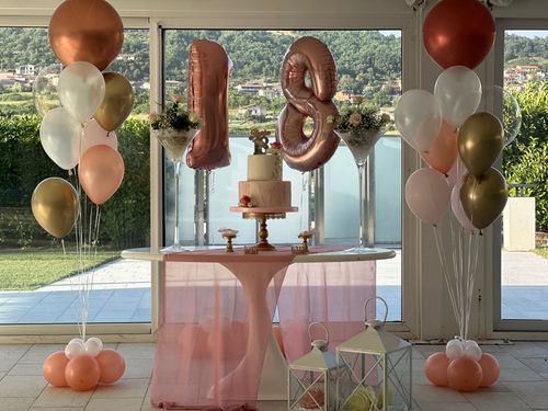 Allestimento 18 Anni Rosa Cipria e Oro Rosé – Sweet Table Elegante con Balloon Bouquet