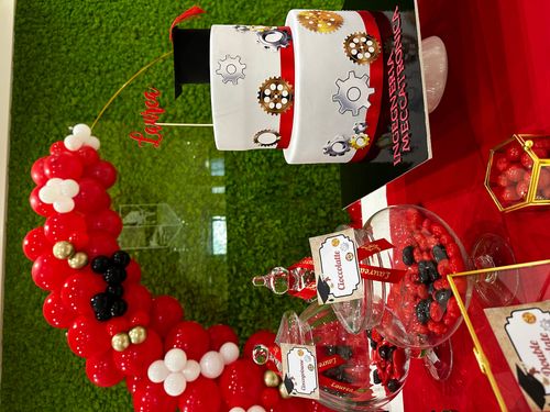 Allestimento Laurea Rosso Nero e Oro – Balloon Arch con Green Wall e Sweet Table Elegante
