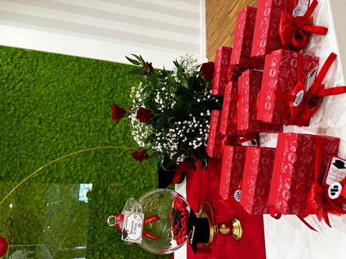 Allestimento Laurea Rosso Nero e Oro – Balloon Arch con Green Wall e Sweet Table Elegante