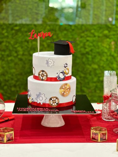 Allestimento Laurea Rosso Nero e Oro – Balloon Arch con Green Wall e Sweet Table Elegante