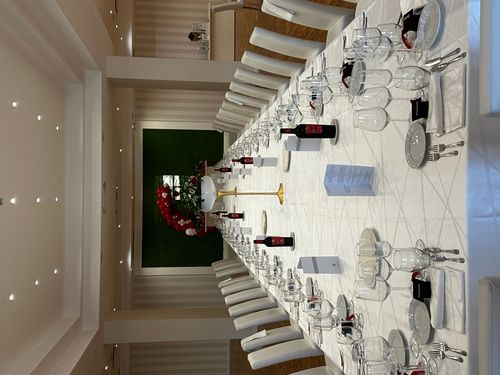 Allestimento Laurea Rosso Nero e Oro – Balloon Arch con Green Wall e Sweet Table Elegante