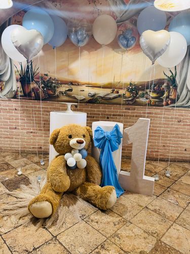 Allestimento Primo Compleanno Teddy Bear Azzurro – Balloon Design Elegante con Numero 1 e Area Foto