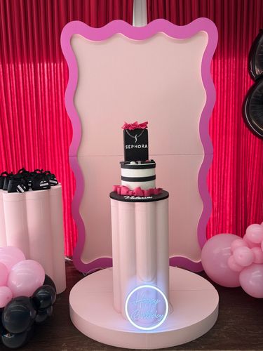 Allestimento 18 Anni Glamour Rosa e Nero – Sweet Table Fashion con Pannello Scenografico e Neon