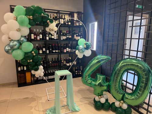 Allestimento Compleanno 40 Anni Verde e Oro – Setup Moderno con Balloon Organici, Numero Gigante e Tavoli Coordinati