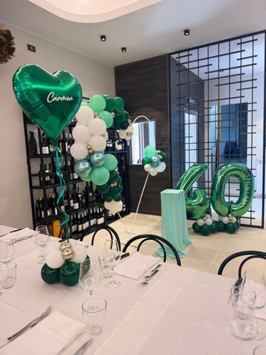 Allestimento Compleanno 40 Anni Verde e Oro – Setup Moderno con Balloon Organici, Numero Gigante e Tavoli Coordinati
