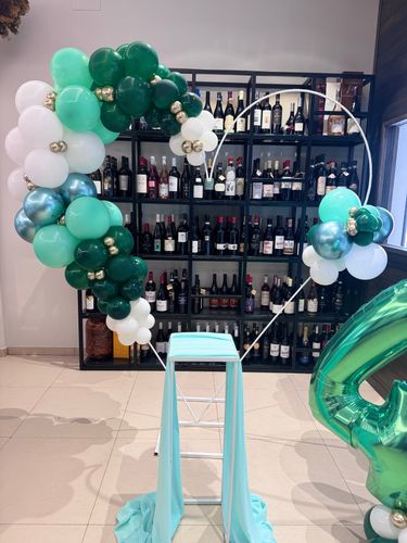 Allestimento Compleanno 40 Anni Verde e Oro – Setup Moderno con Balloon Organici, Numero Gigante e Tavoli Coordinati