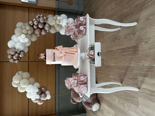 Allestimento Battesimo Elegante Rosa Cipria e Oro – Balloon Arch Organico con Orsetto e Confettata Luxury