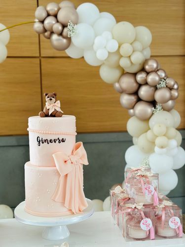 Allestimento Battesimo Elegante Rosa Cipria e Oro – Balloon Arch Organico con Orsetto e Confettata Luxury