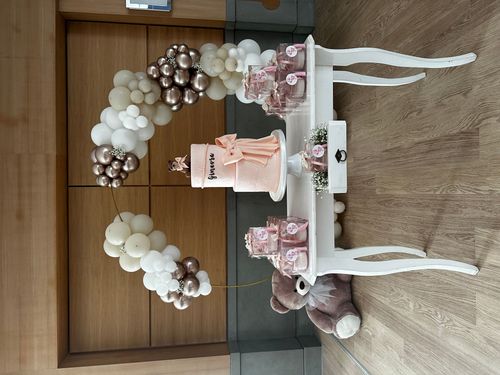 Allestimento Battesimo Elegante Rosa Cipria e Oro – Balloon Arch Organico con Orsetto e Confettata Luxury