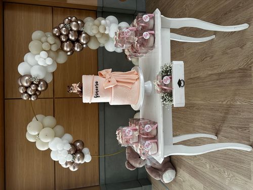 Allestimento Battesimo Elegante Rosa Cipria e Oro – Balloon Arch Organico con Orsetto e Confettata Luxury