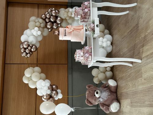 Allestimento Battesimo Elegante Rosa Cipria e Oro – Balloon Arch Organico con Orsetto e Confettata Luxury