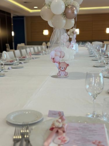 Allestimento Battesimo Elegante Rosa Cipria e Oro – Balloon Arch Organico con Orsetto e Confettata Luxury