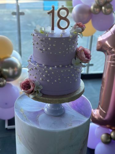 Allestimento 18 Anni Lilla e Oro Rosé – Balloon Arch Elegante con Pedestal Marmorizzato