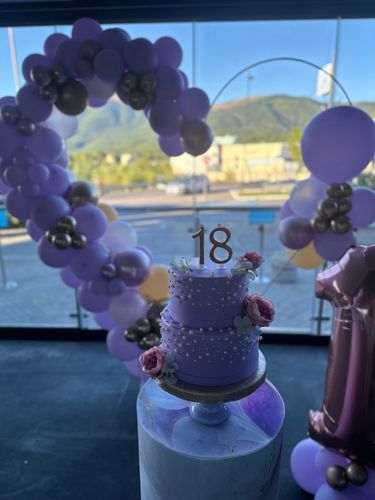 Allestimento 18 Anni Lilla e Oro Rosé – Balloon Arch Elegante con Pedestal Marmorizzato