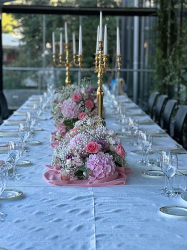 Allestimento 18 Anni Lilla e Oro Rosé – Balloon Arch Elegante con Pedestal Marmorizzato