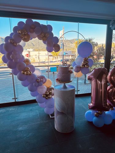 Allestimento 18 Anni Lilla e Oro Rosé – Balloon Arch Elegante con Pedestal Marmorizzato