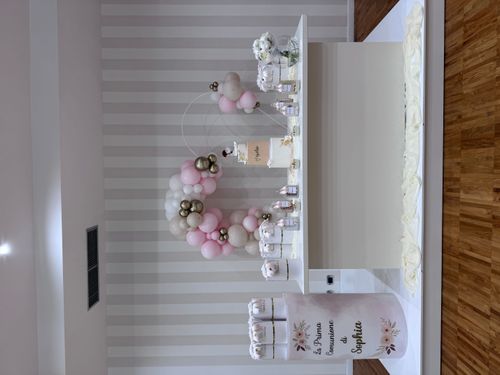 Allestimento Prima Comunione Bimba Rosa Cipria e Oro – Sweet Table Elegante con Arco Balloon e Confettata Luxury