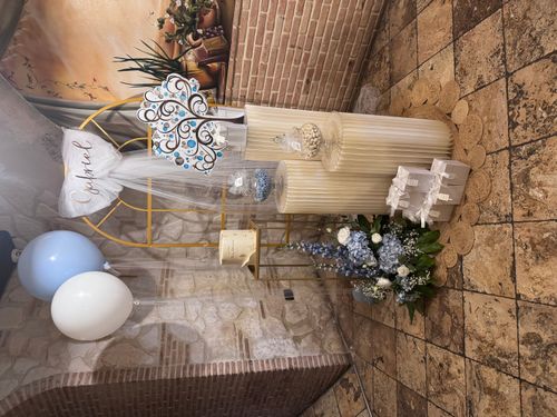 Allestimento Prima Comunione Bimbo Azzurro e Oro – Sweet Table Elegante con Arco, Confettata e Decorazioni Floreali