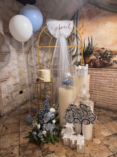 Allestimento Prima Comunione Bimbo Azzurro e Oro – Sweet Table Elegante con Arco, Confettata e Decorazioni Floreali