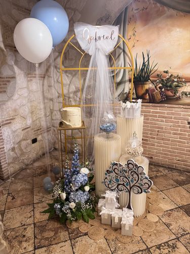 Allestimento Prima Comunione Bimbo Azzurro e Oro – Sweet Table Elegante con Arco, Confettata e Decorazioni Floreali