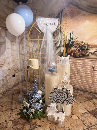 Allestimento Prima Comunione Bimbo Azzurro e Oro – Sweet Table Elegante con Arco, Confettata e Decorazioni Floreali