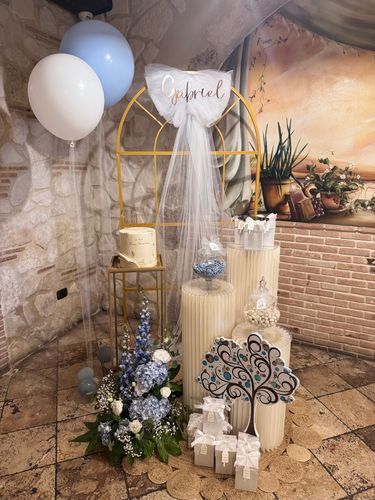 Allestimento Prima Comunione Bimbo Azzurro e Oro – Sweet Table Elegante con Arco, Confettata e Decorazioni Floreali