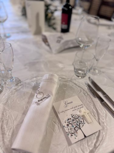 Allestimento Prima Comunione Bimbo Azzurro e Oro – Sweet Table Elegante con Arco, Confettata e Decorazioni Floreali