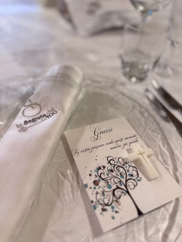 Allestimento Prima Comunione Bimbo Azzurro e Oro – Sweet Table Elegante con Arco, Confettata e Decorazioni Floreali