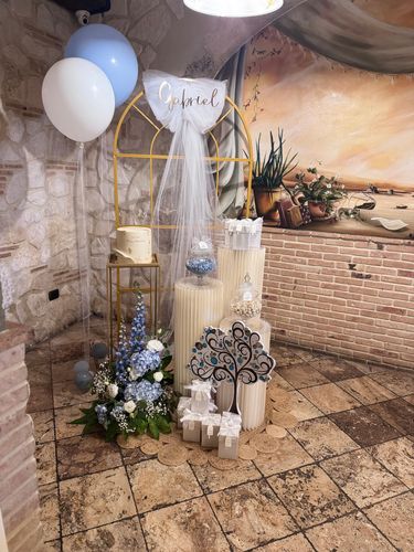 Allestimento Prima Comunione Bimbo Azzurro e Oro – Sweet Table Elegante con Arco, Confettata e Decorazioni Floreali