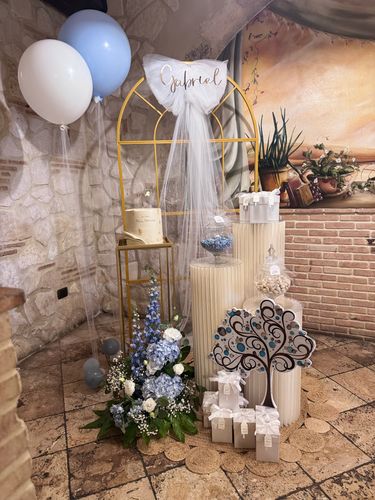 Allestimento Prima Comunione Bimbo Azzurro e Oro – Sweet Table Elegante con Arco, Confettata e Decorazioni Floreali