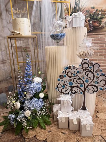 Allestimento Prima Comunione Bimbo Azzurro e Oro – Sweet Table Elegante con Arco, Confettata e Decorazioni Floreali